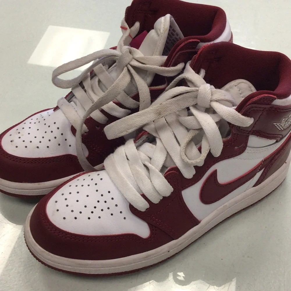 Nike Jordan high Top red white is Sneakers